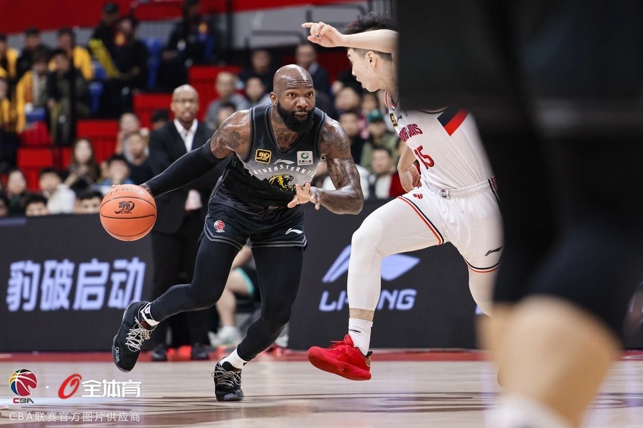 窗口期CBA常规赛焦点战；勒沃库森战术微调；质疑声仍在；控场能力受关注的简单介绍