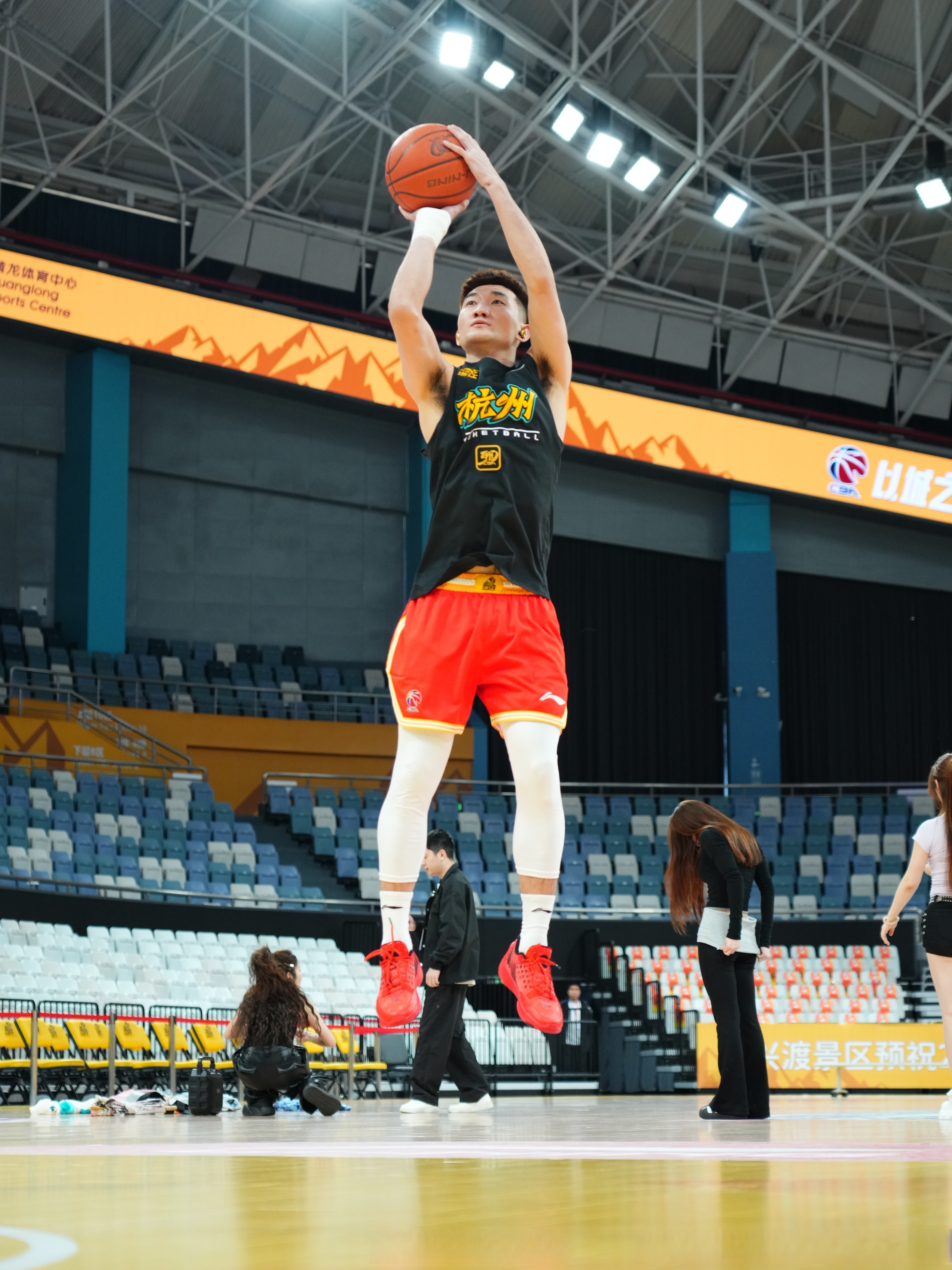 包含CBA常规赛赛程吃紧;广厦男篮关键时刻外线爆发;媒体盛赞;身体对抗强度拉满的词条 包含CBA常规赛赛程吃紧;广厦男篮关键时刻外线爆发;媒体盛赞;身体对抗强度拉满的词条